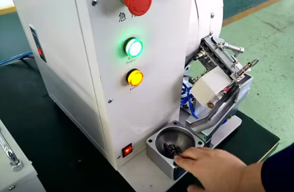 深圳鸿栢科技自主研发生产的螺栓计数供料机